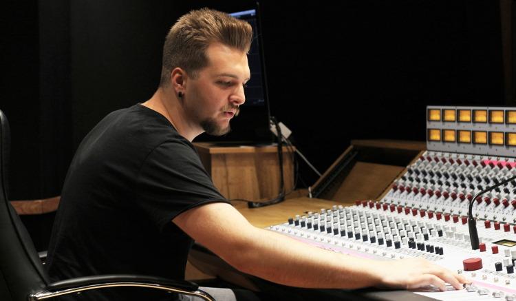 Max Rayden, founder and Chief Mixing and Mastering Engineer at Major Mixing, at the console