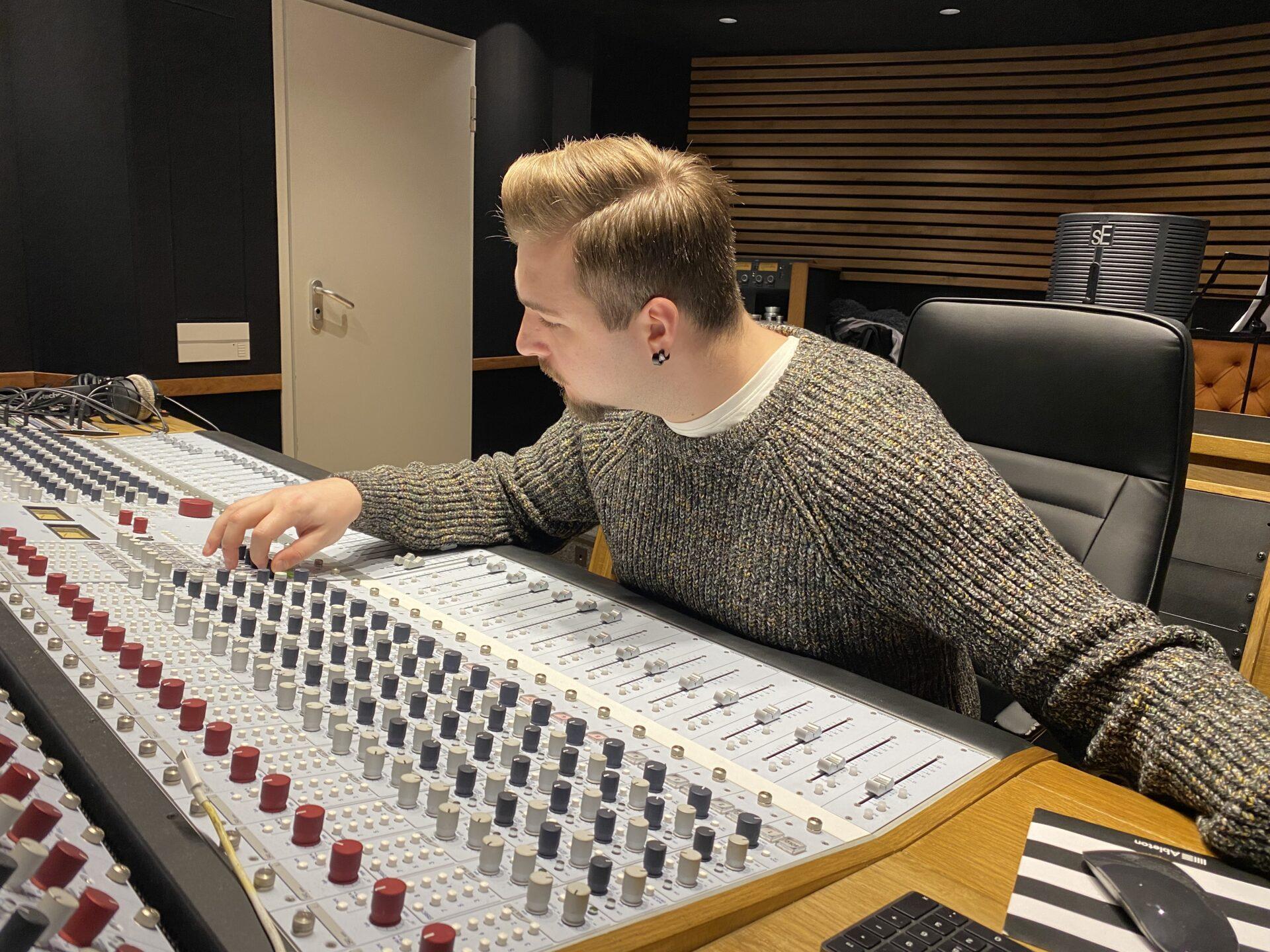 Can artists learn to do their own music mixing?-photo 7